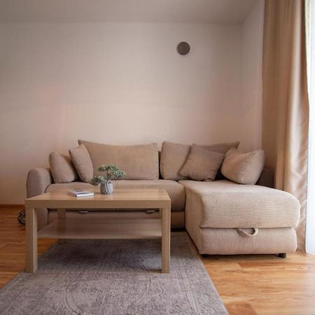 Laurel Apartments Бар Екстериор снимка
