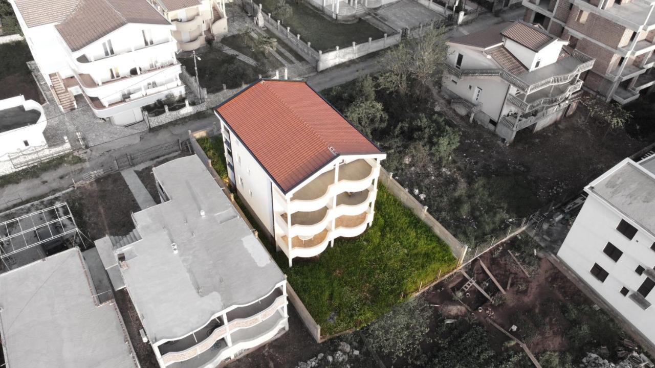 Laurel Apartments Бар Екстериор снимка