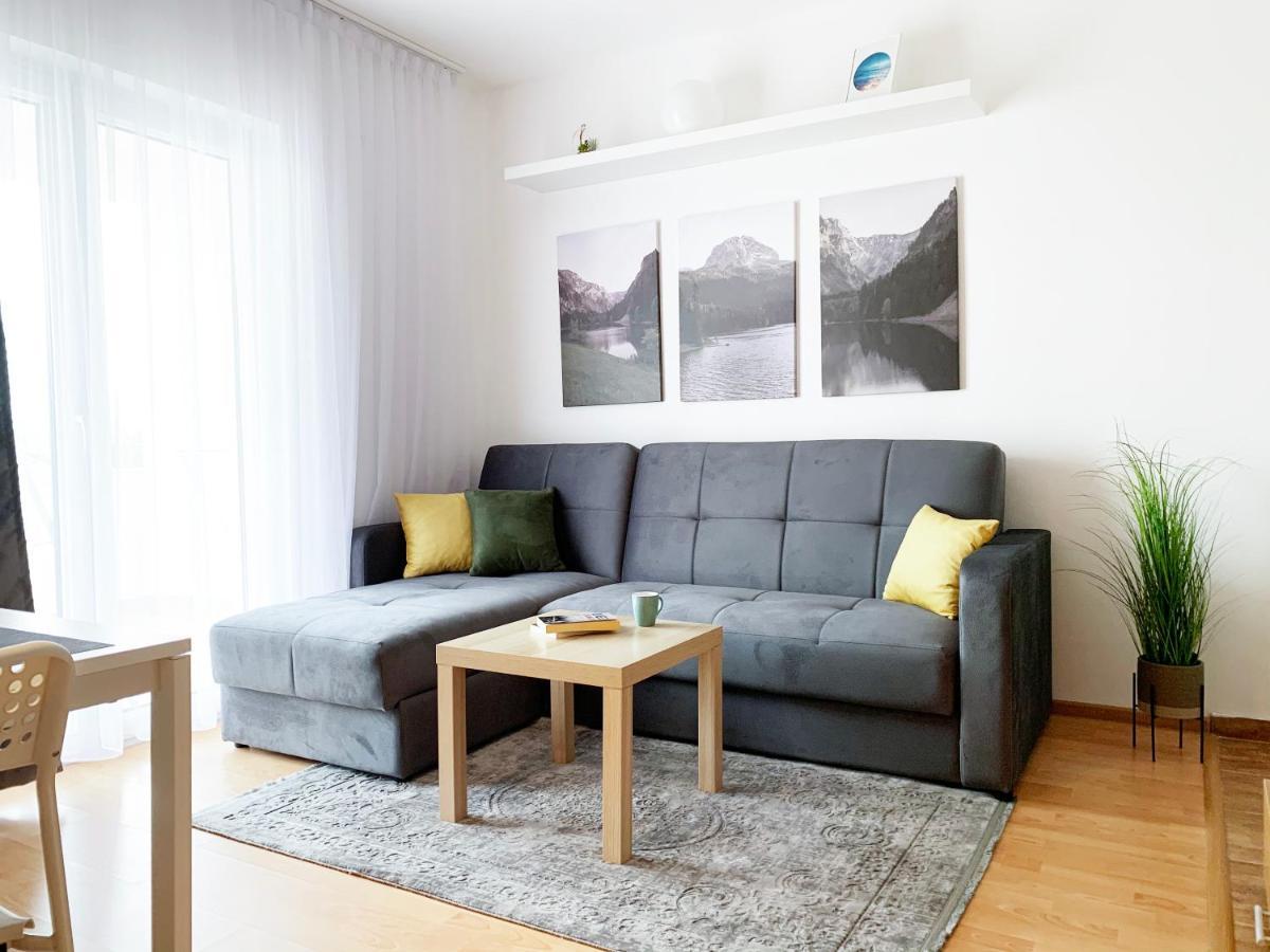 Laurel Apartments Бар Екстериор снимка
