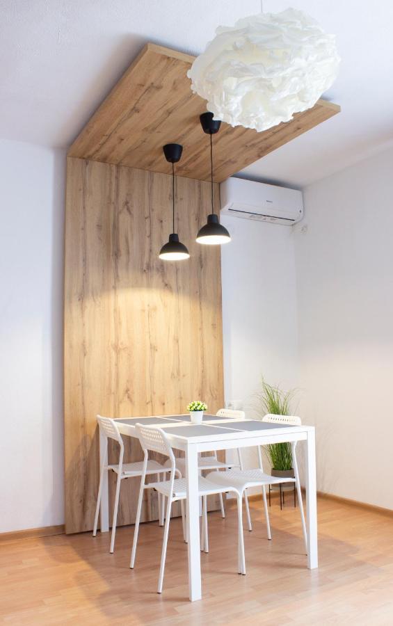 Laurel Apartments Бар Екстериор снимка