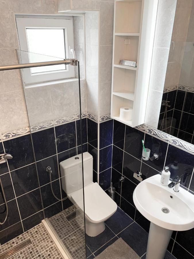Laurel Apartments Бар Екстериор снимка