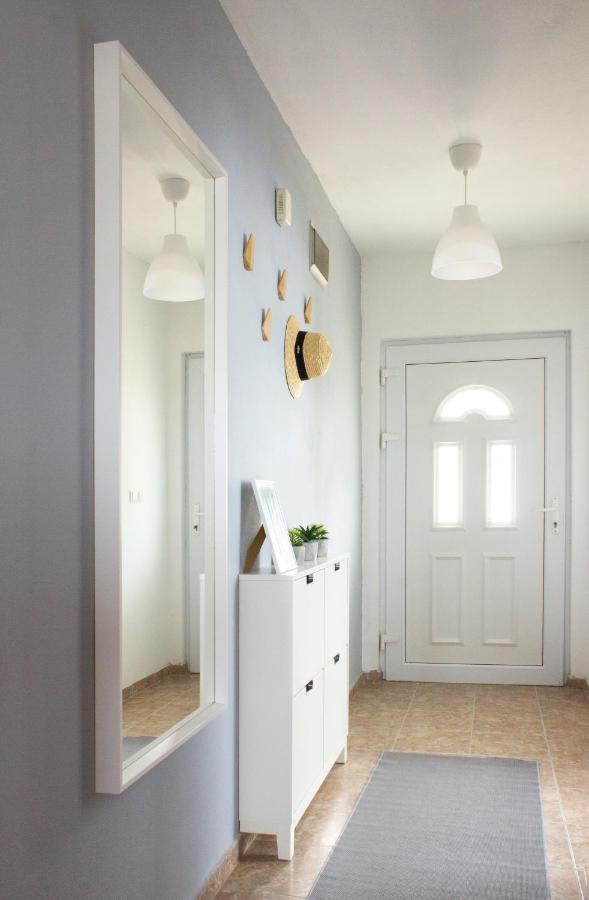 Laurel Apartments Бар Екстериор снимка