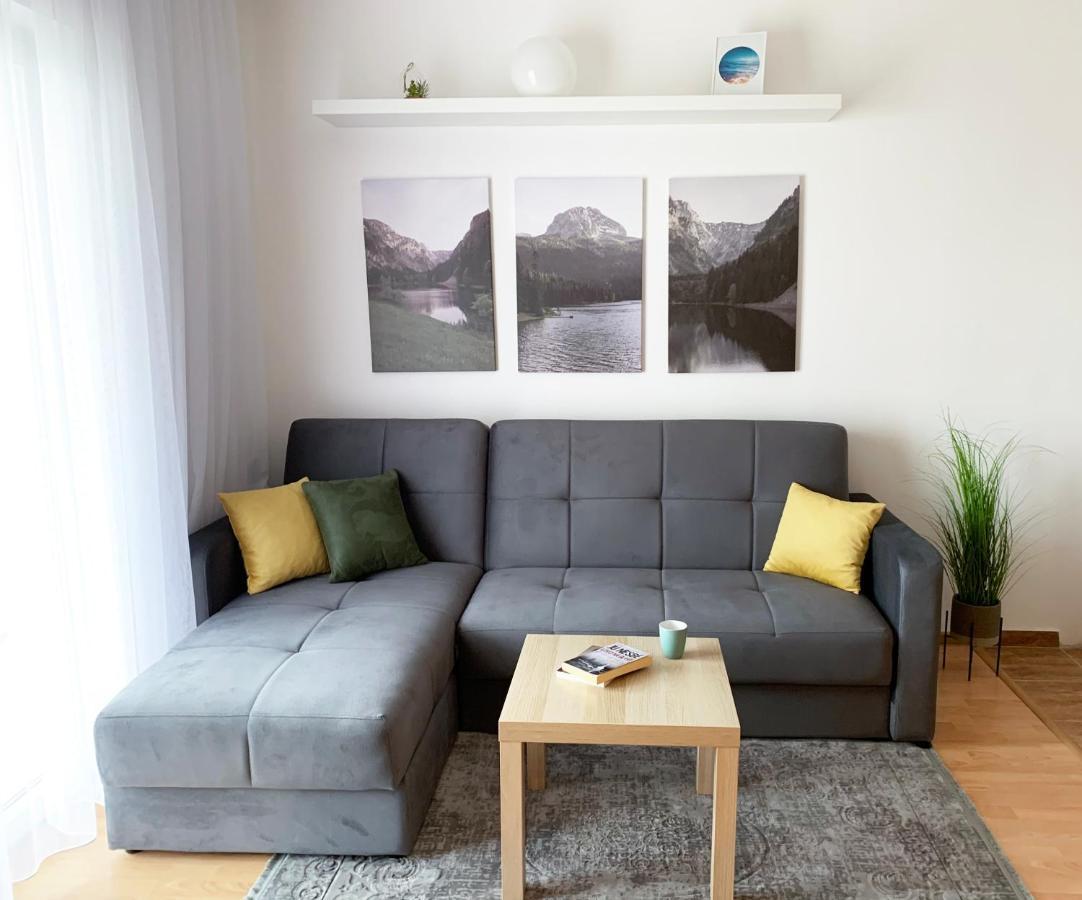 Laurel Apartments Бар Екстериор снимка
