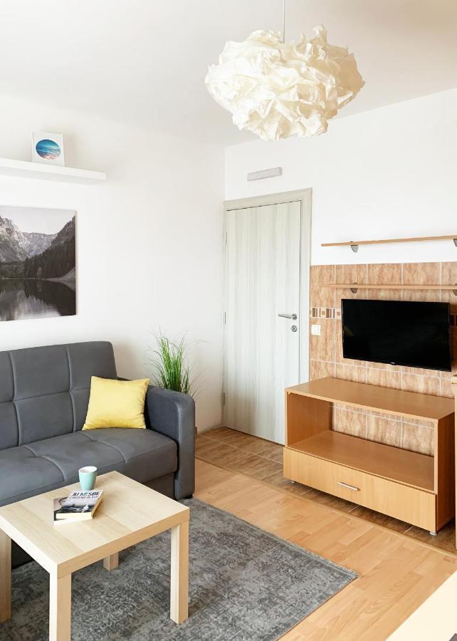 Laurel Apartments Бар Екстериор снимка