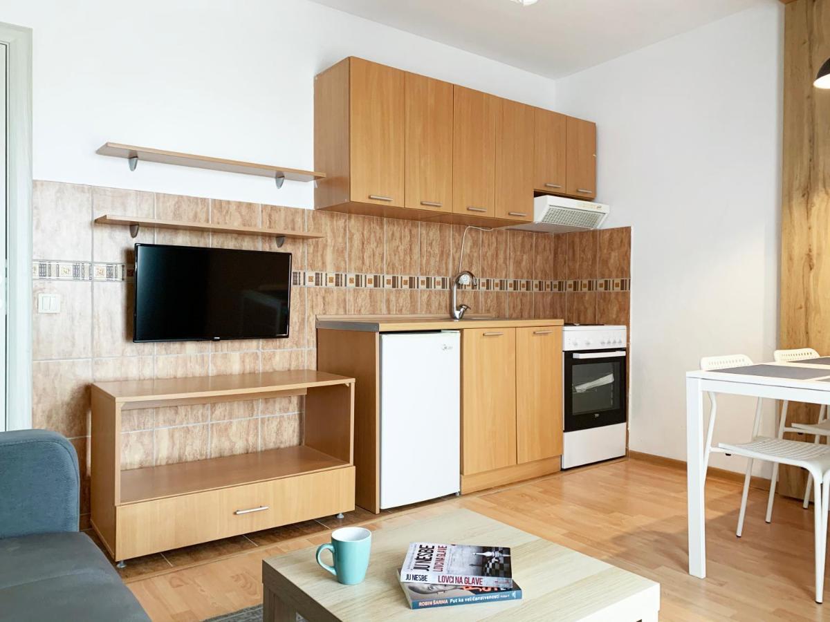 Laurel Apartments Бар Екстериор снимка