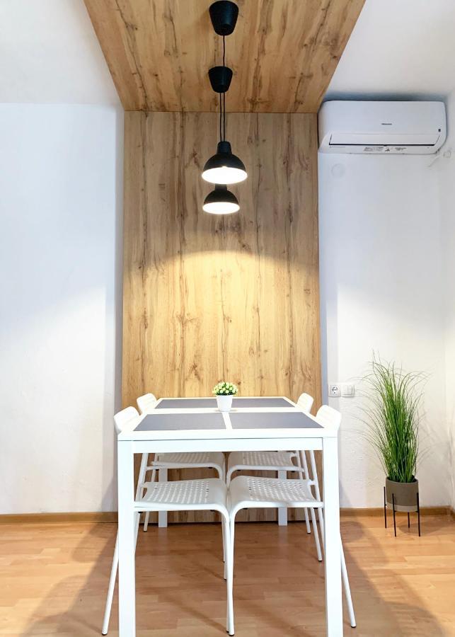Laurel Apartments Бар Екстериор снимка