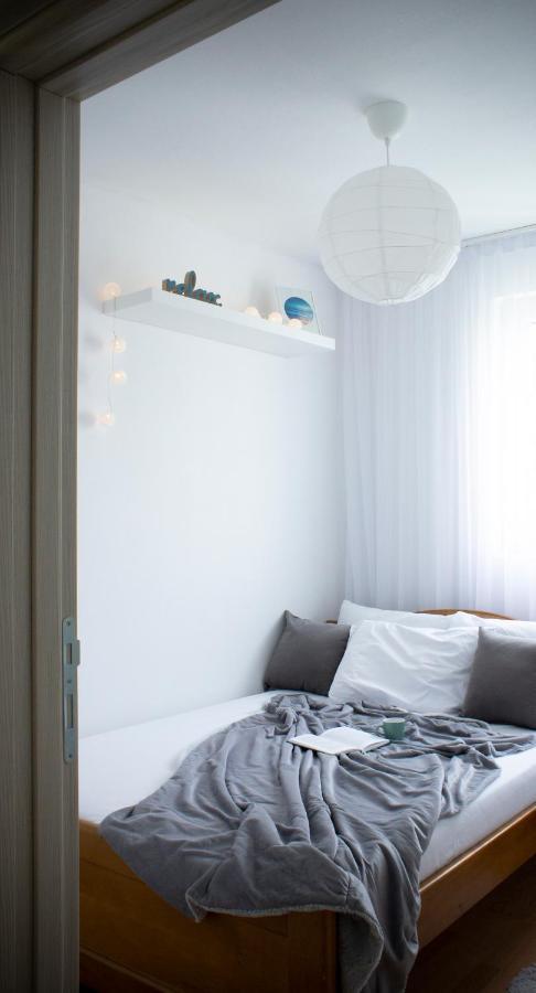 Laurel Apartments Бар Екстериор снимка