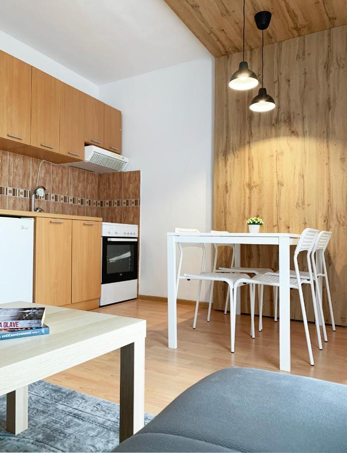 Laurel Apartments Бар Екстериор снимка