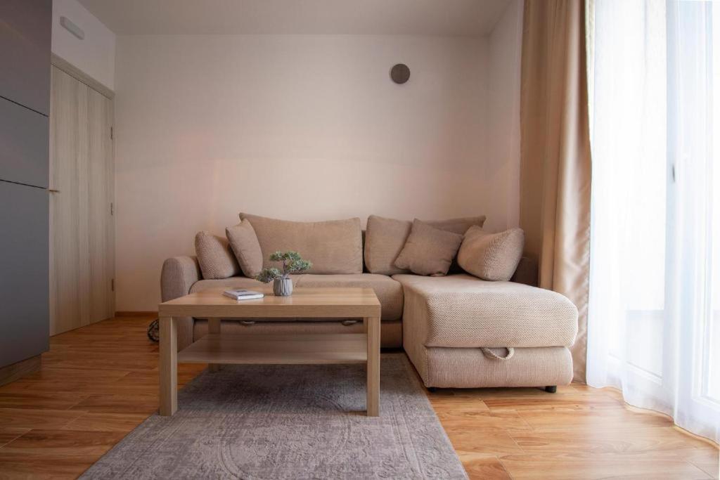 Laurel Apartments Бар Екстериор снимка